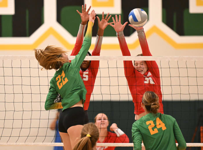 Mira Costa (green) swept Mater Dei on Aug. 29. Photo: Heston Quan
